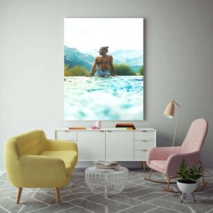 Πίνακας, ένας άντρας κάθεται στην άκρη μιας πισίνας