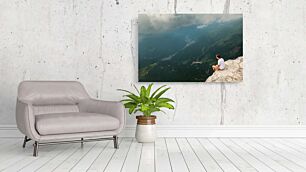 Πίνακας, ένας άντρας κάθεται στην κορυφή ενός γκρεμού με θέα σε μια κοιλάδα