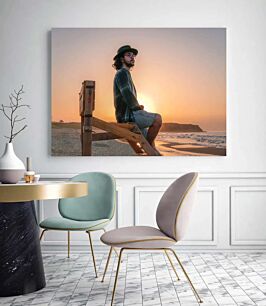 Πίνακας, ένας άντρας κάθεται πάνω από έναν ξύλινο φράκτη δίπλα στον ωκεανό
