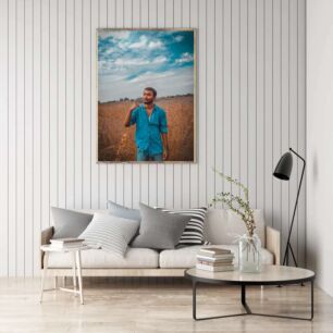 Πίνακας, ένας άντρας που στέκεται σε ένα χωράφι με ψηλό γρασίδι