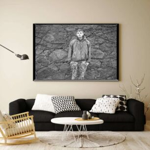 Πίνακας, ένας άντρας που στέκεται μπροστά από έναν τοίχο βράχου