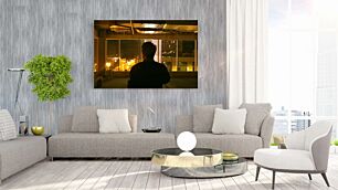 Πίνακας, ένας άντρας που στέκεται μπροστά σε ένα παράθυρο τη νύχτα