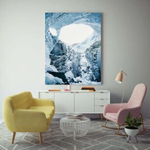 Πίνακας, ένας άντρας που στέκεται μέσα σε μια σπηλιά πάγου