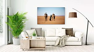 Πίνακας, ένας άντρας που στέκεται δίπλα σε δύο καμήλες στην έρημο