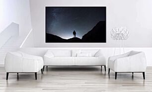 Πίνακας, ένας άντρας που στέκεται στην κορυφή ενός βουνού κάτω από έναν νυχτερινό ουρανό