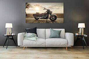 Πίνακας, μια μοτοσικλέτα είναι παρκαρισμένη σε ένα ξύλινο κατάστρωμα