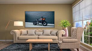 Πίνακας, μια μοτοσυκλέτα παρκαρισμένη μπροστά από έναν τοίχο από τούβλα