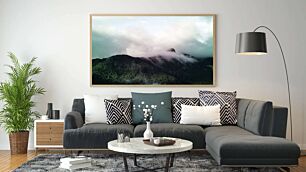 Πίνακας, ένα βουνό καλυμμένο με σύννεφα μια συννεφιασμένη μέρα