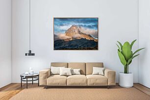 Πίνακας, ένα βουνό σκεπασμένο στα σύννεφα με μια σκηνή σε πρώτο πλάνο
