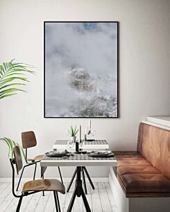 Πίνακας, ένα βουνό καλυμμένο με χιόνι και σύννεφα κάτω από έναν γαλάζιο ουρανό