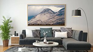 Πίνακας, ένα βουνό καλυμμένο με χιόνι και δέντρα κάτω από έναν συννεφιασμένο ουρανό
