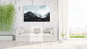 Πίνακας, ένα βουνό καλυμμένο με χιόνι μια συννεφιασμένη μέρα
