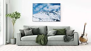 Πίνακας, ένα βουνό χιονισμένο κάτω από έναν συννεφιασμένο γαλάζιο ουρανό
