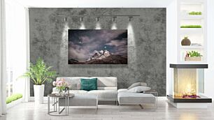 Πίνακας, ένα βουνό καλυμμένο με χιόνι κάτω από έναν νυχτερινό ουρανό