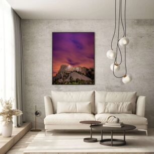 Πίνακας, ένα βουνό καλυμμένο με δέντρα κάτω από έναν μωβ ουρανό