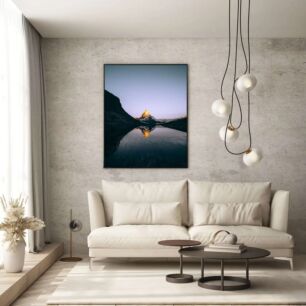 Πίνακας, ένα βουνό αντανακλάται στο ακίνητο νερό μιας λίμνης