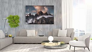 Πίνακας, μια οροσειρά καλυμμένη με σύννεφα κάτω από έναν συννεφιασμένο ουρανό