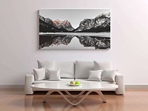Πίνακας, μια οροσειρά αντανακλάται στο ακίνητο νερό μιας λίμνης