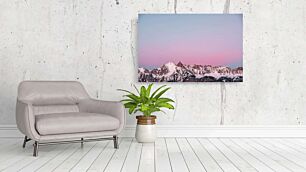 Πίνακας, μια οροσειρά με ροζ ουρανό στο βάθος