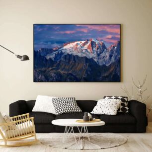Πίνακας, ένα βουνό που έχει λίγο χιόνι στην κορυφή του