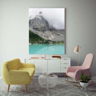 Πίνακας, ένα βουνό με ένα σώμα νερού μπροστά του