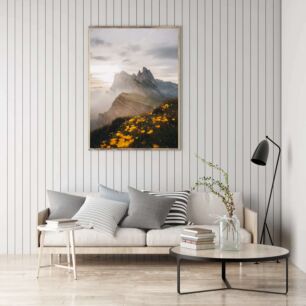 Πίνακας, ένα βουνό με κίτρινα λουλούδια στο προσκήνιο