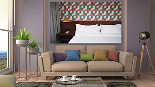 Πίνακας, ένα όμορφα στρωμένο κρεβάτι σε δωμάτιο ξενοδοχείου