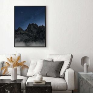 Πίνακας, ένας νυχτερινός ουρανός με αστέρια πάνω από μια οροσειρά