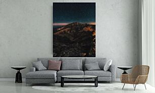 Πίνακας, μια νυχτερινή θέα ενός βουνού με αστέρια στον ουρανό