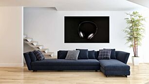 Πίνακας, ένα ζευγάρι ακουστικά σε μαύρη επιφάνεια