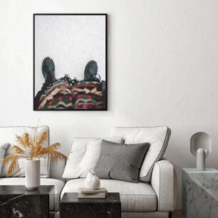 Πίνακας, ένα ζευγάρι παπούτσια που κάθεται πάνω από μια κουβέρτα