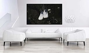 Πίνακας, ένα ζευγάρι λευκά παπούτσια τένις κρεμασμένα από ένα δέντρο