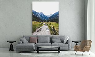 Πίνακας, ένα μονοπάτι στη μέση ενός χωραφιού με βουνά στο βάθος