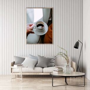 Πίνακας, ένα άτομο που κρατά ένα φλιτζάνι καφέ στο χέρι του
