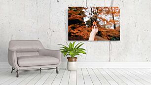 Πίνακας, ένα άτομο που κρατά ένα φύλλο μπροστά από ένα δέντρο