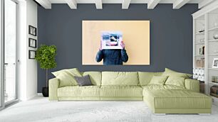 Πίνακας, ένα άτομο που κρατά ψηλά ένα polaroid με μια εικόνα ανδρικού προσώπου
