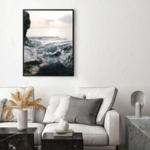 Πίνακας, άτομο που καβαλάει μια σανίδα του σερφ σε ένα κύμα στον ωκεανό