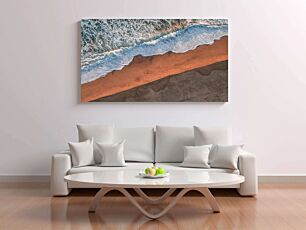 Πίνακας, ένα άτομο που καβαλάει μια σανίδα του σερφ πάνω από μια αμμώδη παραλία