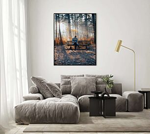 Πίνακας, ένα άτομο κάθεται σε ένα παγκάκι στο δάσος