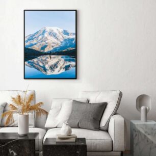Πίνακας, ένα άτομο που στέκεται μπροστά σε μια λίμνη με ένα βουνό στο φόντο