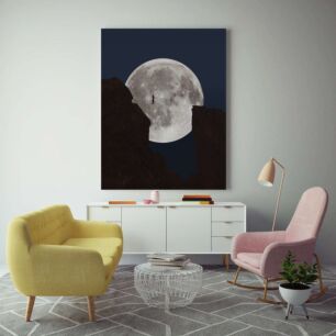 Πίνακας, ένα άτομο που στέκεται σε έναν γκρεμό κοιτάζοντας το φεγγάρι