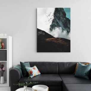 Πίνακας, ένα άτομο που στέκεται σε ένα λόφο με ένα βουνό στο βάθος