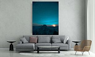 Πίνακας, ένα άτομο που στέκεται στην κορυφή ενός βουνού κάτω από έναν ουρανό γεμάτο αστέρια