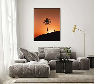 Πίνακας, ένα άτομο που στέκεται κάτω από έναν φοίνικα στο ηλιοβασίλεμα