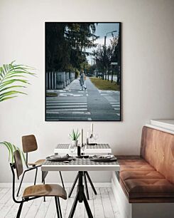 Πίνακας, ένα άτομο που περπατά σε έναν δρόμο με ένα σακίδιο