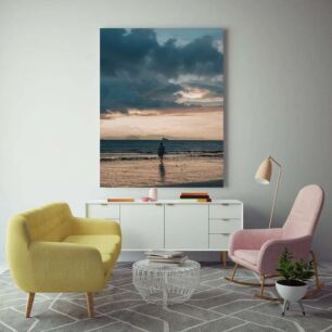 Πίνακας, άτομο που περπατά σε μια παραλία με σανίδα του σερφ