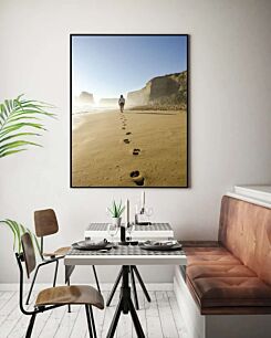 Πίνακας, άτομο που περπατά σε μια παραλία με ίχνη στην άμμο