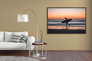 Πίνακας, άτομο που περπατά στην παραλία με σανίδα του σερφ