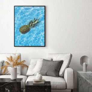 Πίνακας, ένας ανανάς που επιπλέει σε μια πισίνα νερού