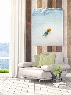 Πίνακας, ένας ανανάς που κάθεται πάνω από μια αμμώδη παραλία